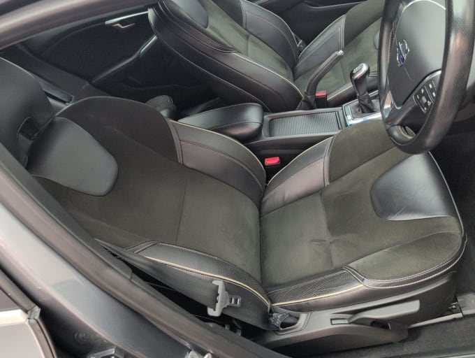 2025 Volvo V40
