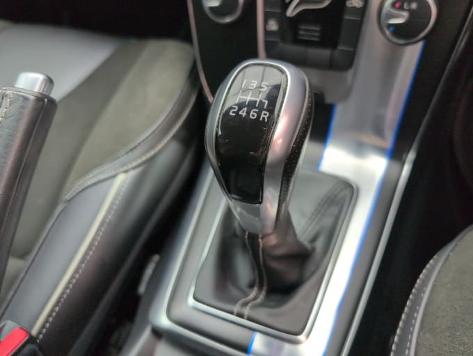 2025 Volvo V40