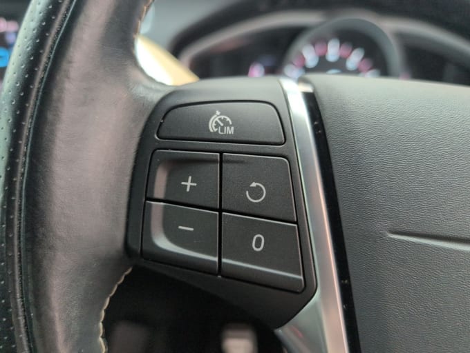 2025 Volvo V40