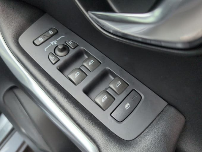 2025 Volvo V40