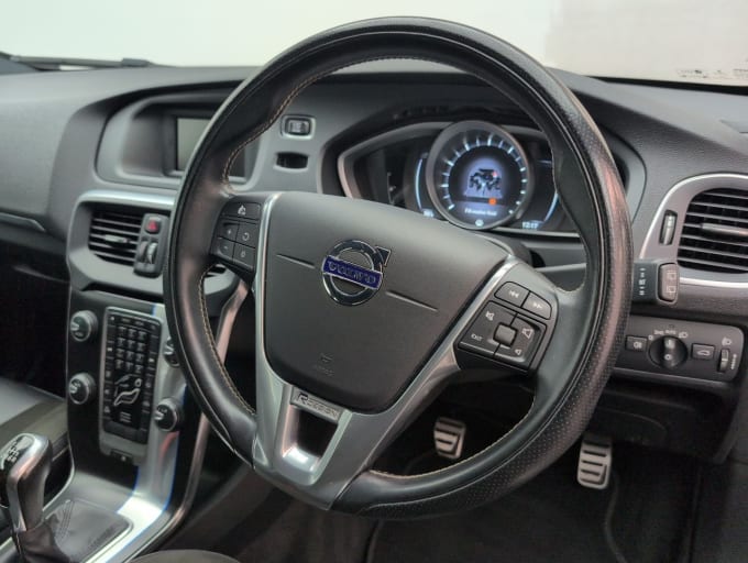 2025 Volvo V40