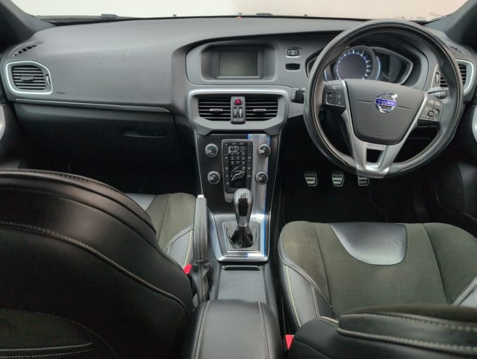 2025 Volvo V40