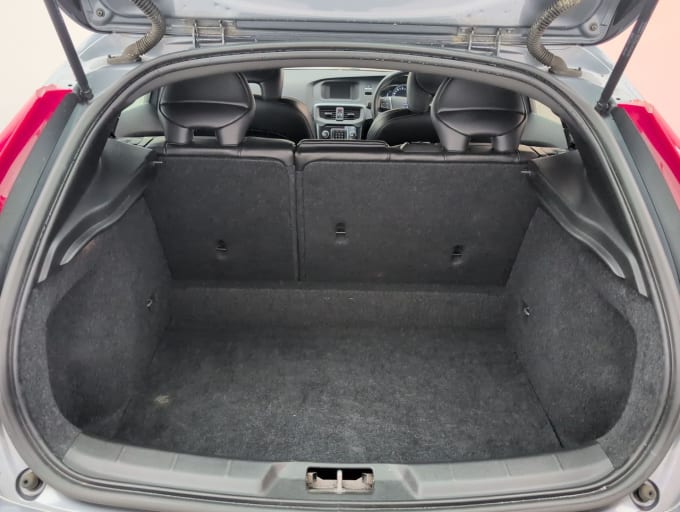 2025 Volvo V40