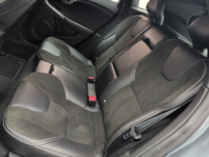 2025 Volvo V40