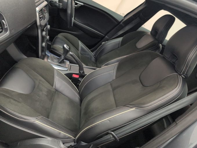 2025 Volvo V40