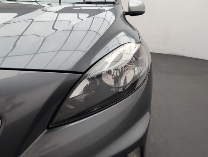 2025 Volvo V40