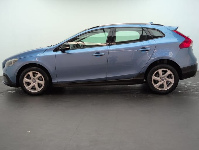 2025 Volvo V40 Cross Country