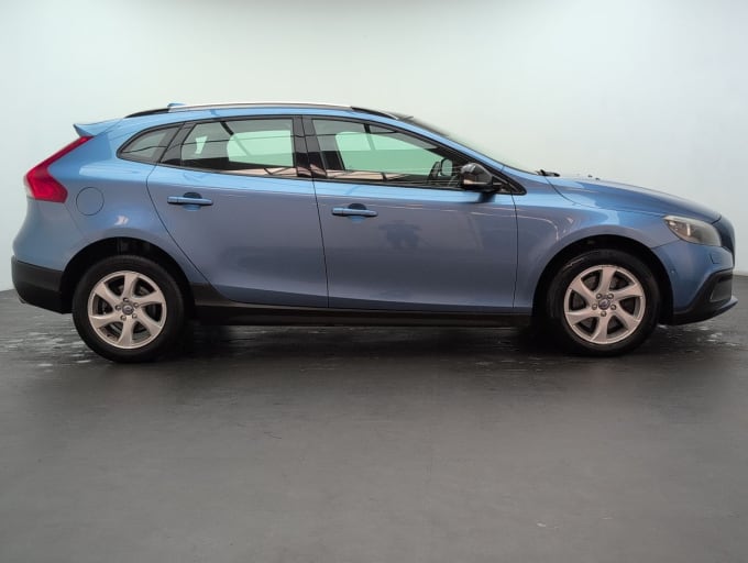 2025 Volvo V40 Cross Country