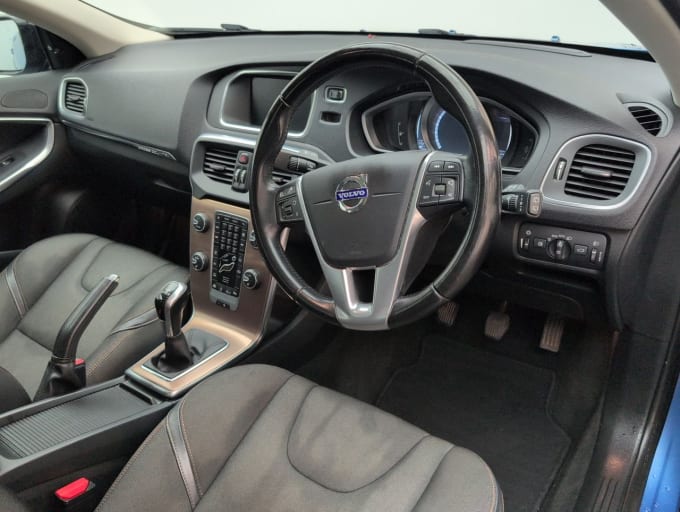 2025 Volvo V40 Cross Country
