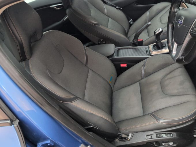 2025 Volvo V40 Cross Country
