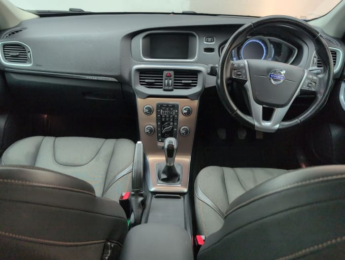 2025 Volvo V40 Cross Country