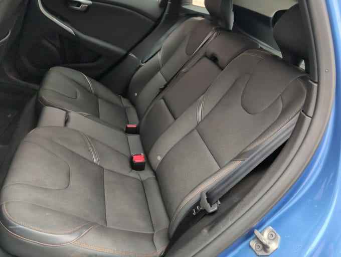 2025 Volvo V40 Cross Country