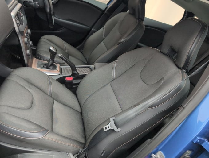 2025 Volvo V40 Cross Country