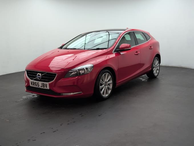 2025 Volvo V40