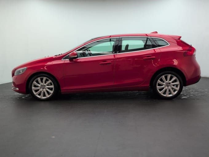 2025 Volvo V40