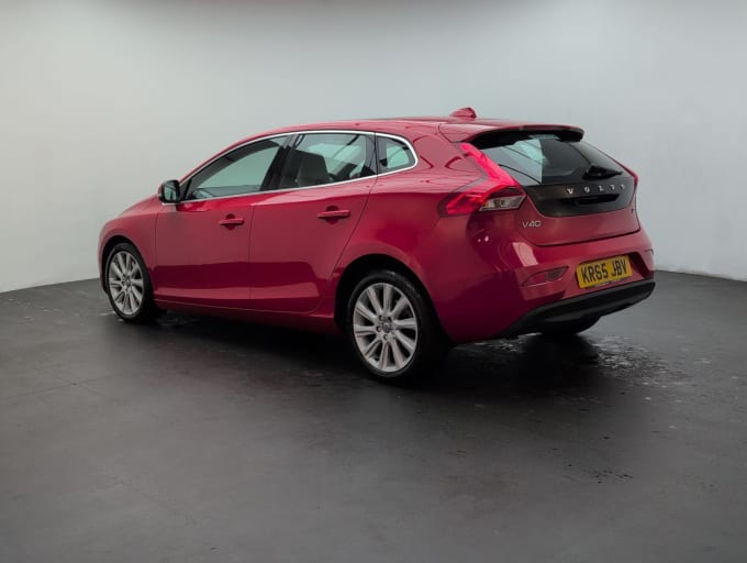 2025 Volvo V40