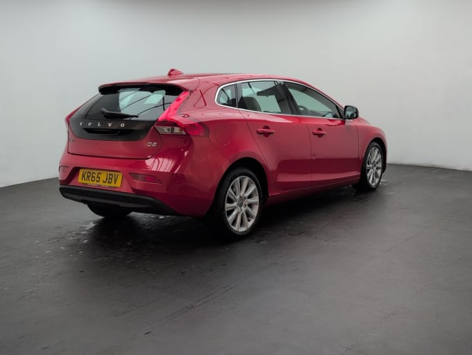 2025 Volvo V40