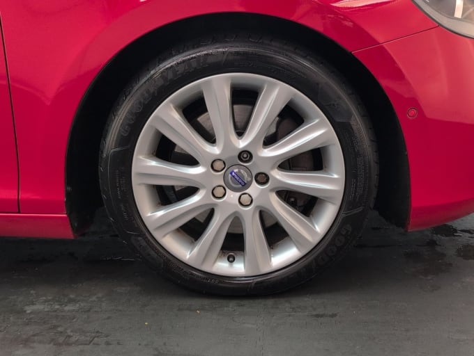 2025 Volvo V40