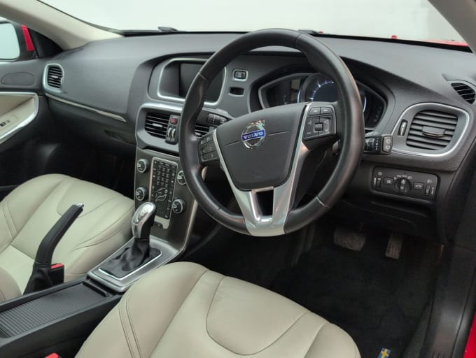 2025 Volvo V40