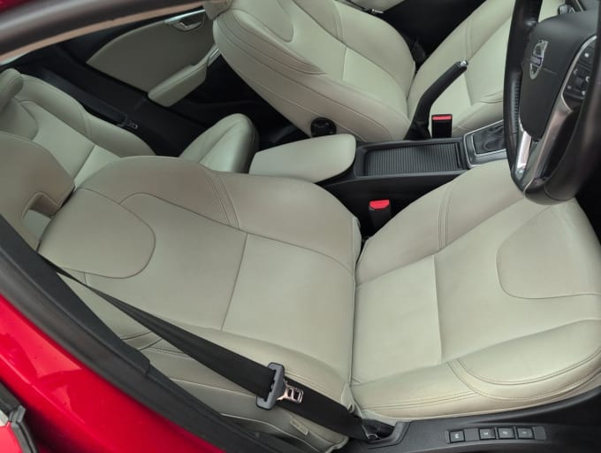2025 Volvo V40