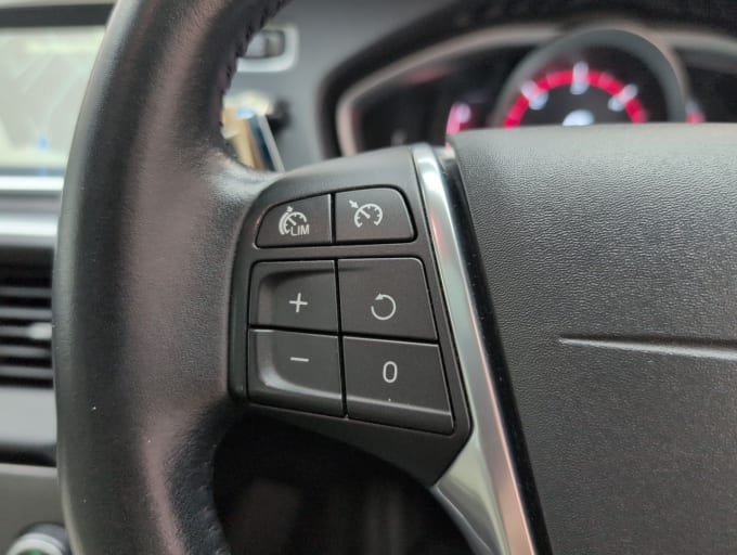 2025 Volvo V40