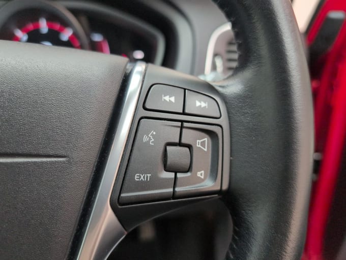 2025 Volvo V40