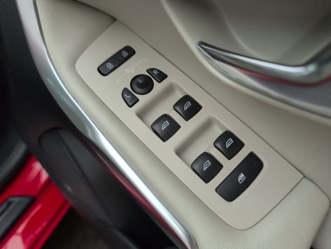 2025 Volvo V40
