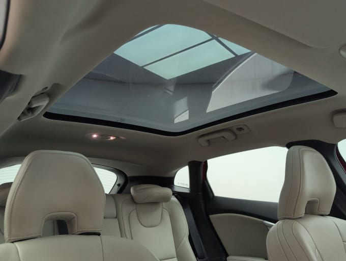 2025 Volvo V40