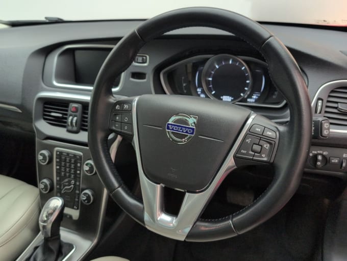 2025 Volvo V40