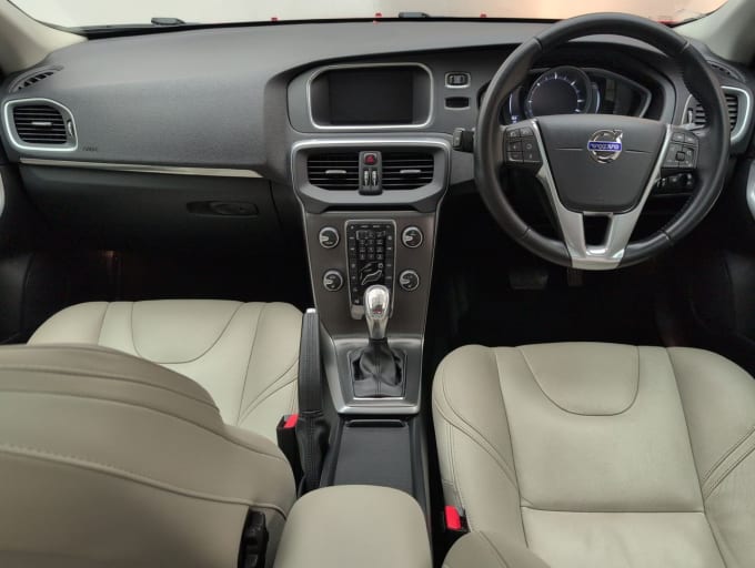 2025 Volvo V40