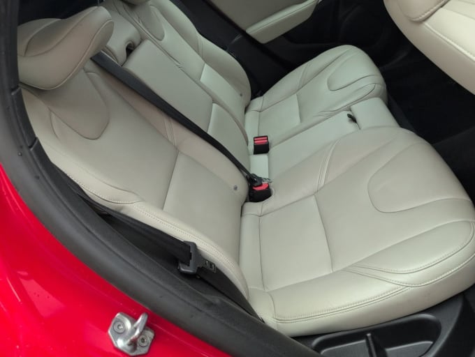 2025 Volvo V40