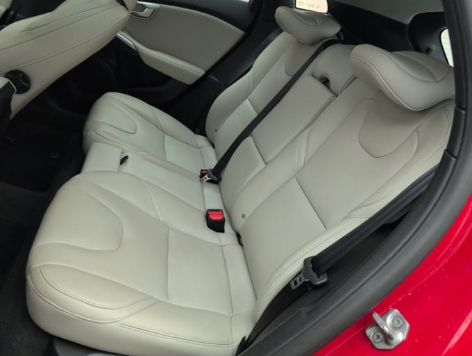 2025 Volvo V40