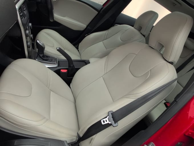 2025 Volvo V40