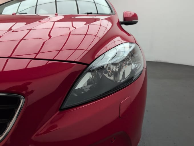 2025 Volvo V40