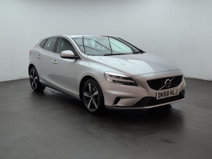 2025 Volvo V40