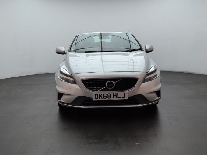 2025 Volvo V40