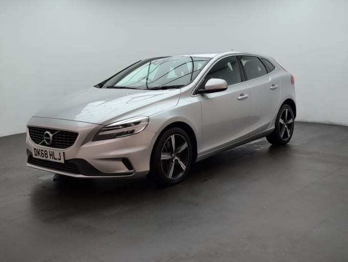 2025 Volvo V40