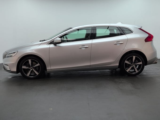 2025 Volvo V40