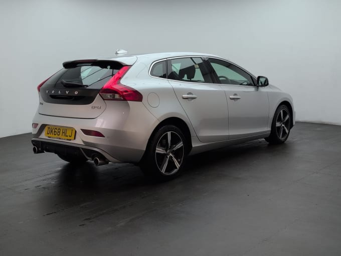 2025 Volvo V40