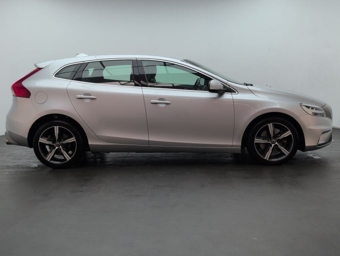 2025 Volvo V40