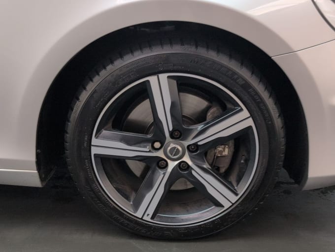 2025 Volvo V40