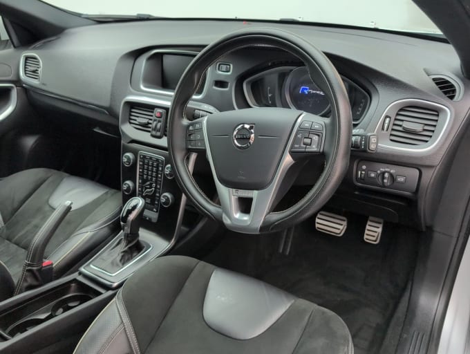 2025 Volvo V40