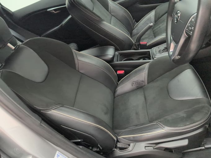 2025 Volvo V40
