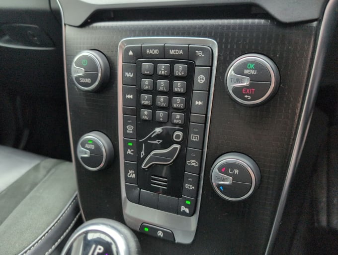2025 Volvo V40