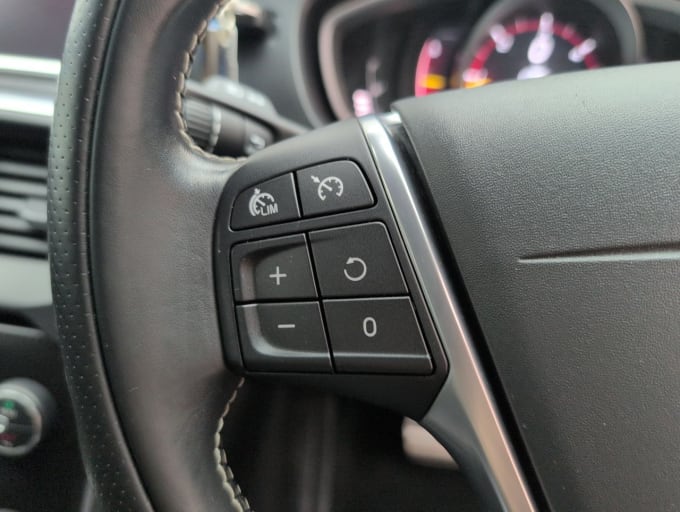 2025 Volvo V40