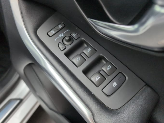 2025 Volvo V40