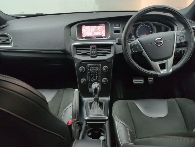 2025 Volvo V40