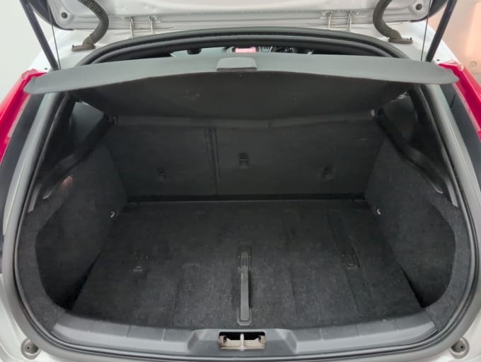 2025 Volvo V40