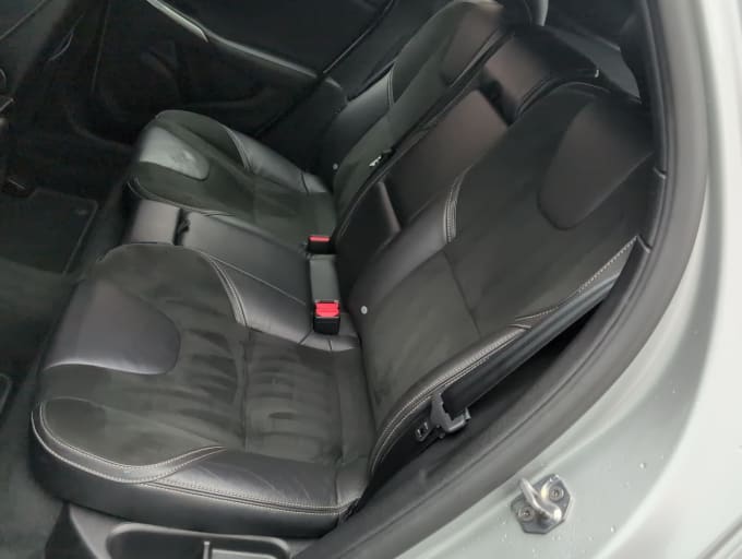 2025 Volvo V40