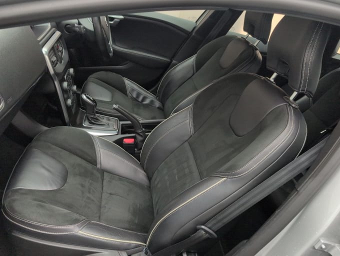 2025 Volvo V40